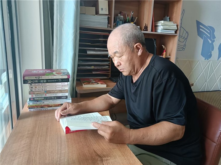 赵友喜在阅读（来源：青岛文明网）